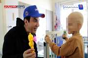 عیادت نوروزی و حمایت روانی داریوش فرضیایی از کودکان بیمار در روزهای بحرانی